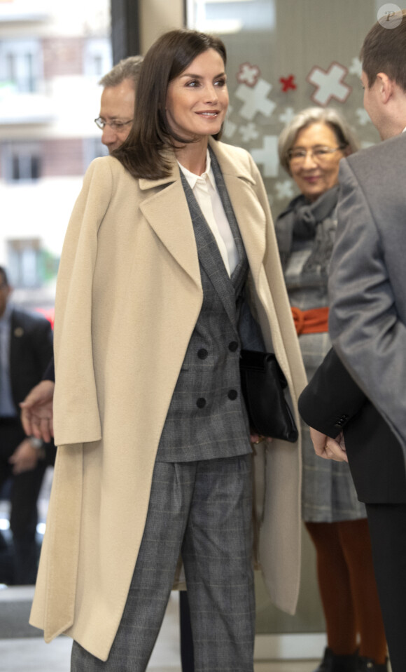 La reine Letizia d'Espagne lors d'une réunion de travail avec des membres de la Croix Rouge dans le cadre du sommet sur les crimes conjugaux, au siège de la Croix-Rouge à Madrid,, le 16 janvier 2020.