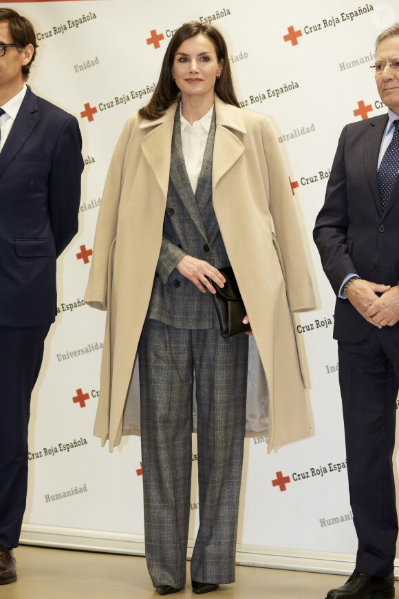 La reine Letizia d'Espagne lors d'une réunion de travail avec des membres de la Croix Rouge dans le cadre du sommet sur les crimes conjugaux, au siège de la Croix-Rouge à Madrid,, le 16 janvier 2020.