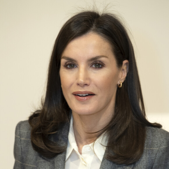 La reine Letizia d'Espagne lors d'une réunion de travail avec des membres de la Croix Rouge dans le cadre du sommet sur les crimes conjugaux, au siège de la Croix-Rouge à Madrid,, le 16 janvier 2020.