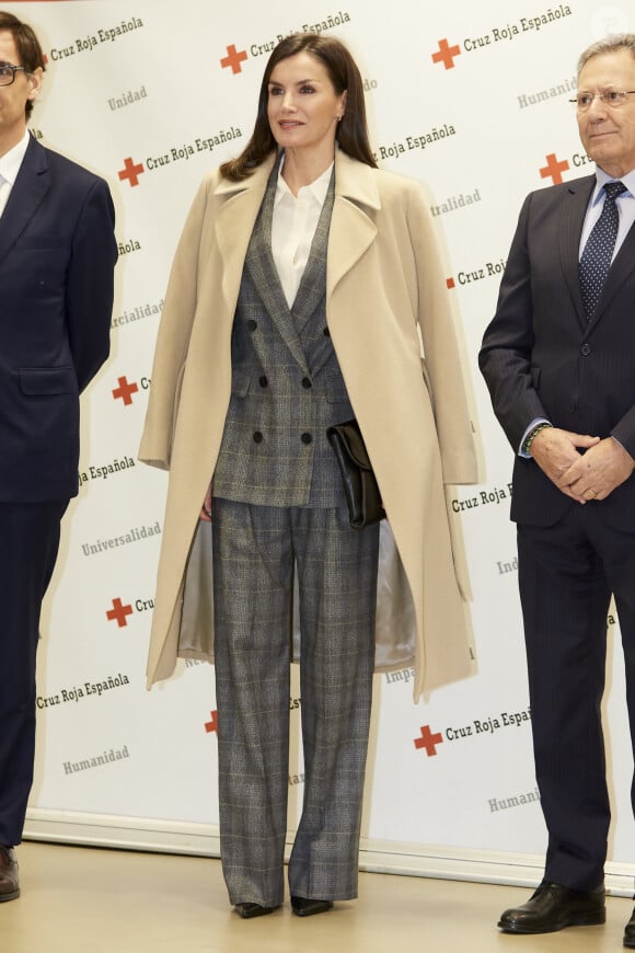 La reine Letizia d'Espagne lors d'une réunion de travail avec des membres de la Croix Rouge dans le cadre du sommet sur les crimes conjugaux, au siège de la Croix-Rouge à Madrid,, le 16 janvier 2020.