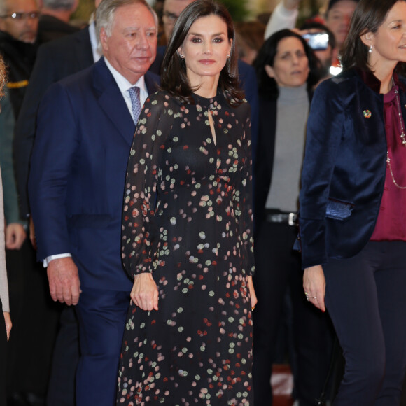 La reine Letizia d'Espagne, dans la robe Massimo Dutti qu'elle portait en octobre 2019 en visite officielle en Corée du Sud, lors de l'inauguration de la 40e édition du FITUR 2020, le grand salon annuel du tourisme de Madrid, le 20 janvier 2020.