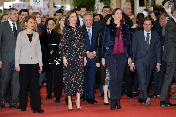 La reine Letizia d'Espagne, dans la robe Massimo Dutti qu'elle portait en octobre 2019 en visite officielle en Corée du Sud, lors de l'inauguration de la 40e édition du FITUR 2020, le grand salon annuel du tourisme de Madrid, le 20 janvier 2020.