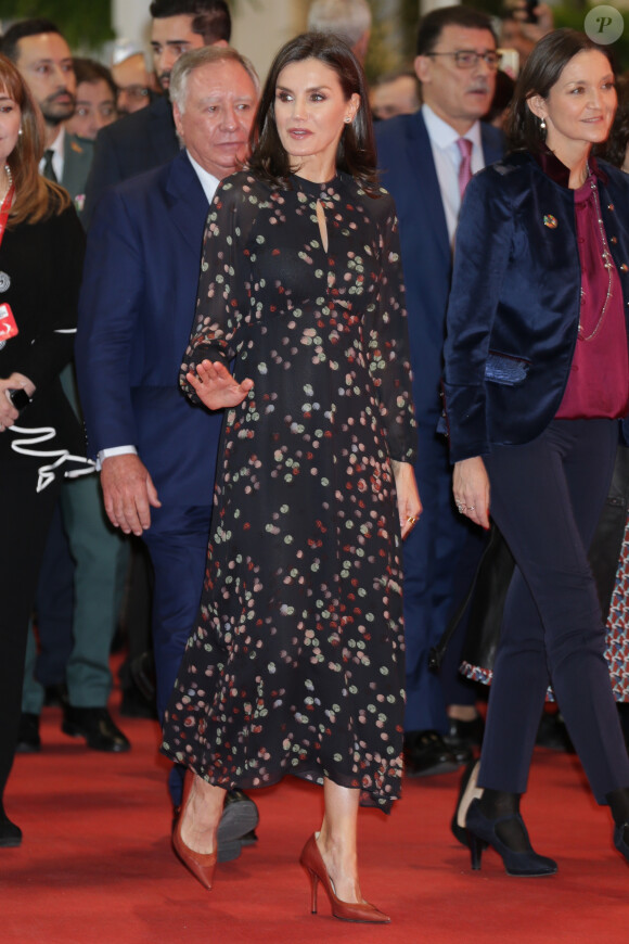 La reine Letizia d'Espagne, dans la robe Massimo Dutti qu'elle portait en octobre 2019 en visite officielle en Corée du Sud, lors de l'inauguration de la 40e édition du FITUR 2020, le grand salon annuel du tourisme de Madrid, le 20 janvier 2020.