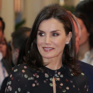 La reine Letizia d'Espagne, dans la robe Massimo Dutti qu'elle portait en octobre 2019 en visite officielle en Corée du Sud, lors de l'inauguration de la 40e édition du FITUR 2020, le grand salon annuel du tourisme de Madrid, le 20 janvier 2020.