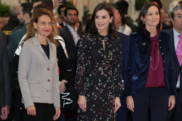 La reine Letizia d'Espagne, dans la robe Massimo Dutti qu'elle portait en octobre 2019 en visite officielle en Corée du Sud, lors de l'inauguration de la 40e édition du FITUR 2020, le grand salon annuel du tourisme de Madrid, le 20 janvier 2020.