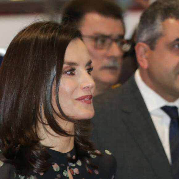 La reine Letizia d'Espagne, dans la robe Massimo Dutti qu'elle portait en octobre 2019 en visite officielle en Corée du Sud, lors de l'inauguration de la 40e édition du FITUR 2020, le grand salon annuel du tourisme de Madrid, le 20 janvier 2020.