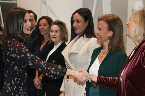 La reine Letizia d'Espagne, dans la robe Massimo Dutti qu'elle portait en octobre 2019 en visite officielle en Corée du Sud, lors de l'inauguration de la 40e édition du FITUR 2020, le grand salon annuel du tourisme de Madrid, le 20 janvier 2020.