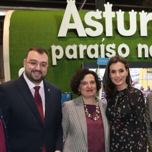 La reine Letizia d'Espagne, dans la robe Massimo Dutti qu'elle portait en octobre 2019 en visite officielle en Corée du Sud, lors de l'inauguration de la 40e édition du FITUR 2020, le grand salon annuel du tourisme de Madrid, le 20 janvier 2020.