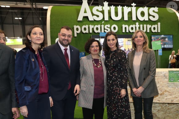 La reine Letizia d'Espagne, dans la robe Massimo Dutti qu'elle portait en octobre 2019 en visite officielle en Corée du Sud, lors de l'inauguration de la 40e édition du FITUR 2020, le grand salon annuel du tourisme de Madrid, le 20 janvier 2020.