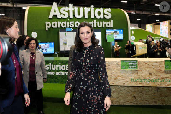La reine Letizia d'Espagne, dans la robe Massimo Dutti qu'elle portait en octobre 2019 en visite officielle en Corée du Sud, lors de l'inauguration de la 40e édition du FITUR 2020, le grand salon annuel du tourisme de Madrid, le 20 janvier 2020.