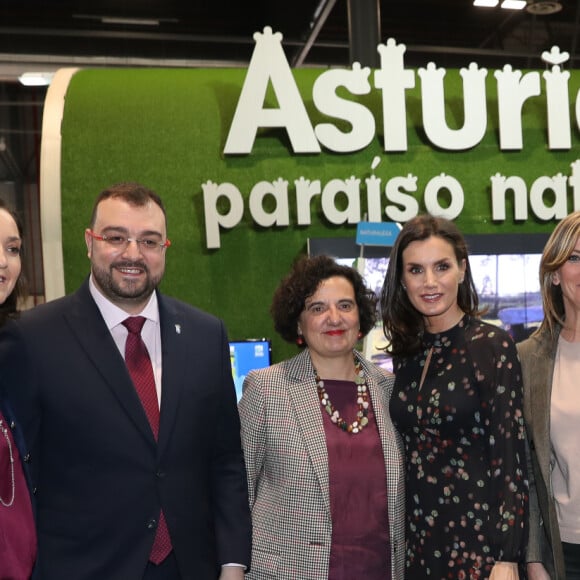 La reine Letizia d'Espagne, dans la robe Massimo Dutti qu'elle portait en octobre 2019 en visite officielle en Corée du Sud, lors de l'inauguration de la 40e édition du FITUR 2020, le grand salon annuel du tourisme de Madrid, le 20 janvier 2020.