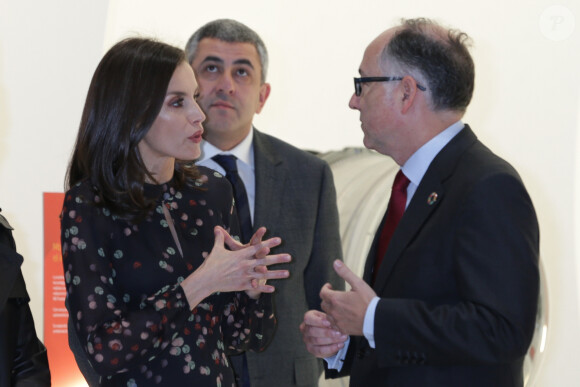 La reine Letizia d'Espagne, dans la robe Massimo Dutti qu'elle portait en octobre 2019 en visite officielle en Corée du Sud, lors de l'inauguration de la 40e édition du FITUR 2020, le grand salon annuel du tourisme de Madrid, le 20 janvier 2020.