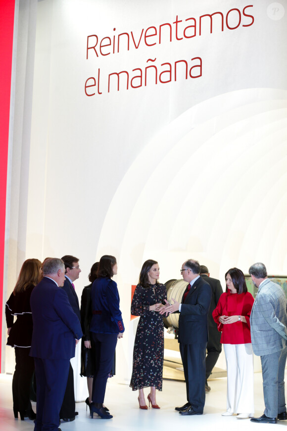 La reine Letizia d'Espagne, dans la robe Massimo Dutti qu'elle portait en octobre 2019 en visite officielle en Corée du Sud, lors de l'inauguration de la 40e édition du FITUR 2020, le grand salon annuel du tourisme de Madrid, le 20 janvier 2020.