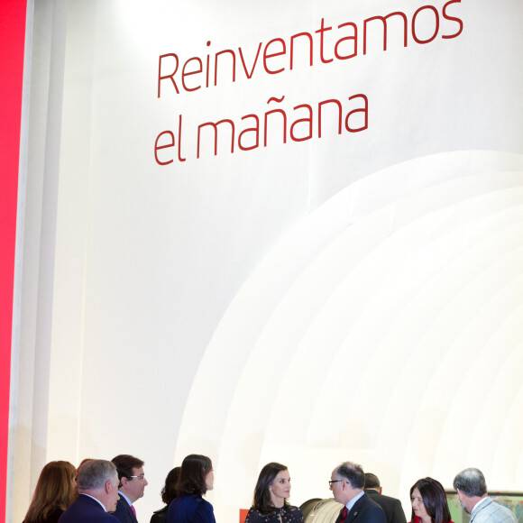 La reine Letizia d'Espagne, dans la robe Massimo Dutti qu'elle portait en octobre 2019 en visite officielle en Corée du Sud, lors de l'inauguration de la 40e édition du FITUR 2020, le grand salon annuel du tourisme de Madrid, le 20 janvier 2020.