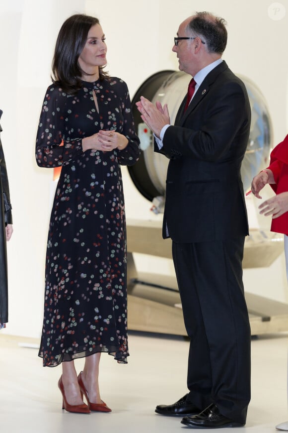 La reine Letizia d'Espagne, dans la robe Massimo Dutti qu'elle portait en octobre 2019 en visite officielle en Corée du Sud, lors de l'inauguration de la 40e édition du FITUR 2020, le grand salon annuel du tourisme de Madrid, le 20 janvier 2020.