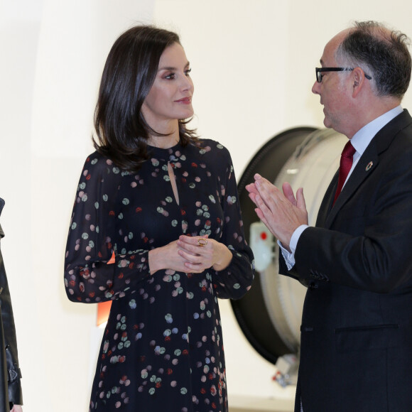 La reine Letizia d'Espagne, dans la robe Massimo Dutti qu'elle portait en octobre 2019 en visite officielle en Corée du Sud, lors de l'inauguration de la 40e édition du FITUR 2020, le grand salon annuel du tourisme de Madrid, le 20 janvier 2020.