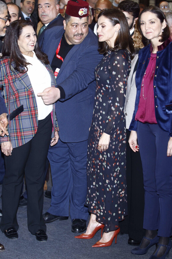 La reine Letizia d'Espagne, dans la robe Massimo Dutti qu'elle portait en octobre 2019 en visite officielle en Corée du Sud, lors de l'inauguration de la 40e édition du FITUR 2020, le grand salon annuel du tourisme de Madrid, le 20 janvier 2020.