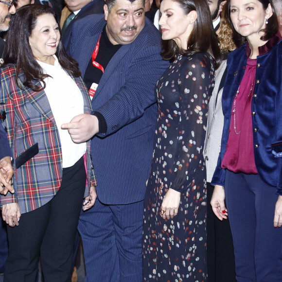 La reine Letizia d'Espagne, dans la robe Massimo Dutti qu'elle portait en octobre 2019 en visite officielle en Corée du Sud, lors de l'inauguration de la 40e édition du FITUR 2020, le grand salon annuel du tourisme de Madrid, le 20 janvier 2020.