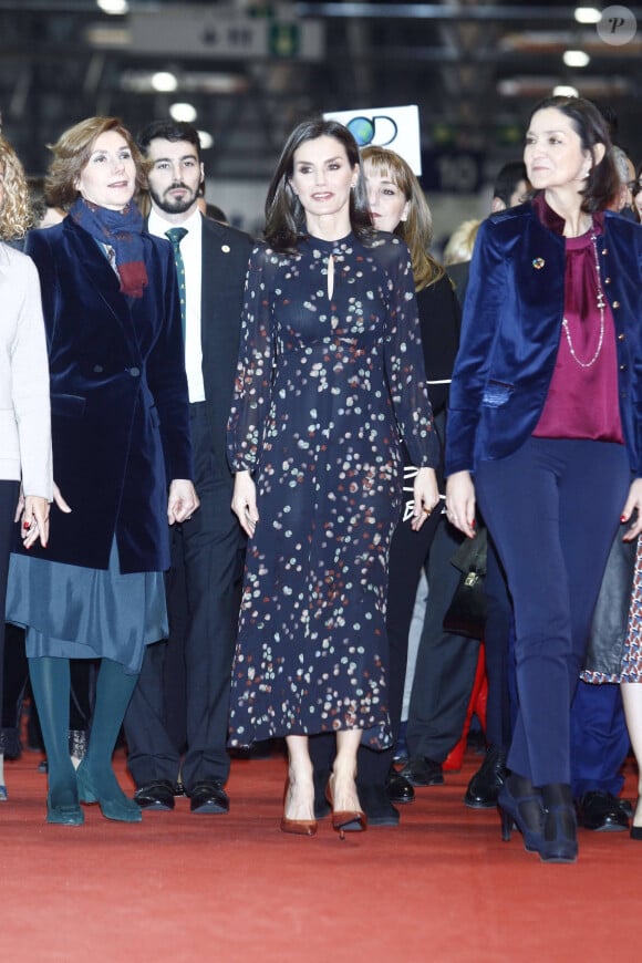 La reine Letizia d'Espagne, dans la robe Massimo Dutti qu'elle portait en octobre 2019 en visite officielle en Corée du Sud, lors de l'inauguration de la 40e édition du FITUR 2020, le grand salon annuel du tourisme de Madrid, le 20 janvier 2020.