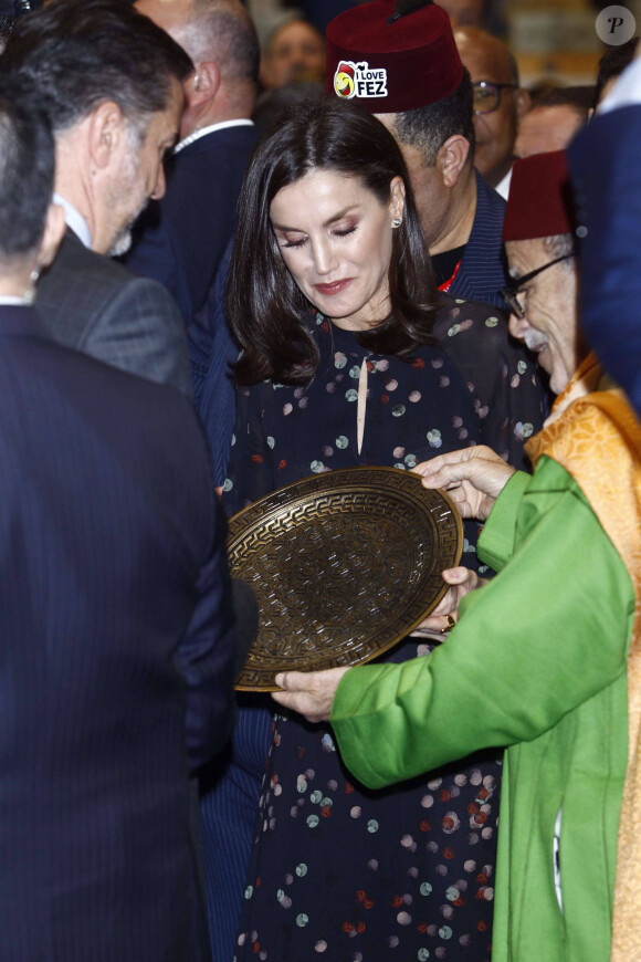La reine Letizia d'Espagne, dans la robe Massimo Dutti qu'elle portait en octobre 2019 en visite officielle en Corée du Sud, lors de l'inauguration de la 40e édition du FITUR 2020, le grand salon annuel du tourisme de Madrid, le 20 janvier 2020.