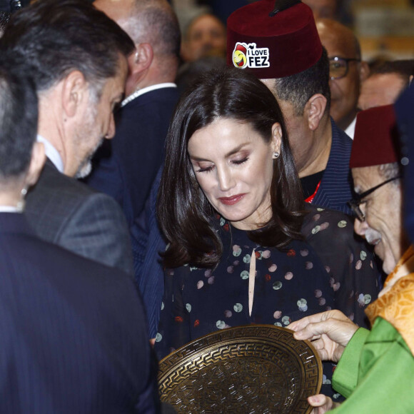 La reine Letizia d'Espagne, dans la robe Massimo Dutti qu'elle portait en octobre 2019 en visite officielle en Corée du Sud, lors de l'inauguration de la 40e édition du FITUR 2020, le grand salon annuel du tourisme de Madrid, le 20 janvier 2020.