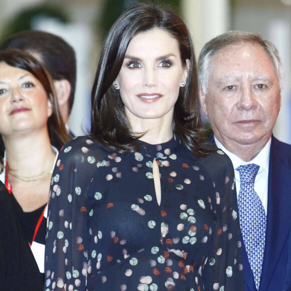 La reine Letizia d'Espagne, dans la robe Massimo Dutti qu'elle portait en octobre 2019 en visite officielle en Corée du Sud, lors de l'inauguration de la 40e édition du FITUR 2020, le grand salon annuel du tourisme de Madrid, le 20 janvier 2020.