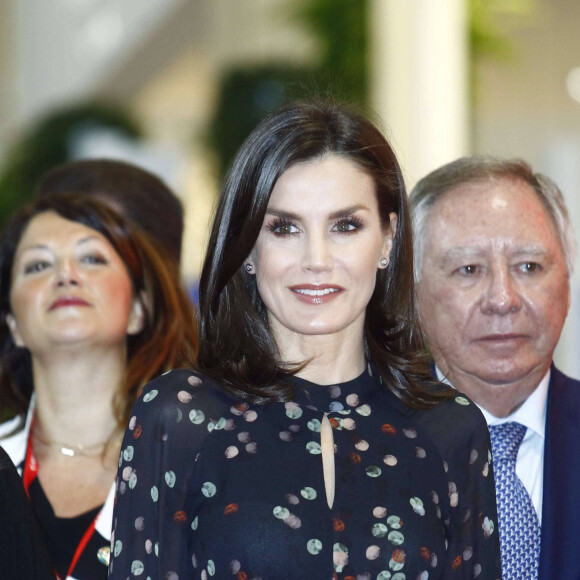 La reine Letizia d'Espagne, dans la robe Massimo Dutti qu'elle portait en octobre 2019 en visite officielle en Corée du Sud, lors de l'inauguration de la 40e édition du FITUR 2020, le grand salon annuel du tourisme de Madrid, le 20 janvier 2020.