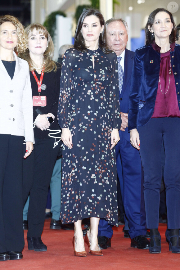 La reine Letizia d'Espagne, dans la robe Massimo Dutti qu'elle portait en octobre 2019 en visite officielle en Corée du Sud, lors de l'inauguration de la 40e édition du FITUR 2020, le grand salon annuel du tourisme de Madrid, le 20 janvier 2020.