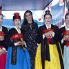 La reine Letizia d'Espagne, dans la robe Massimo Dutti qu'elle portait en octobre 2019 en visite officielle en Corée du Sud, lors de l'inauguration de la 40e édition du FITUR 2020, le grand salon annuel du tourisme de Madrid, le 20 janvier 2020.