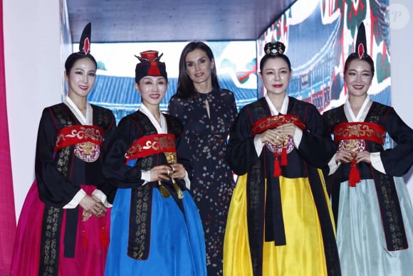 La reine Letizia d'Espagne, dans la robe Massimo Dutti qu'elle portait en octobre 2019 en visite officielle en Corée du Sud, lors de l'inauguration de la 40e édition du FITUR 2020, le grand salon annuel du tourisme de Madrid, le 20 janvier 2020.
