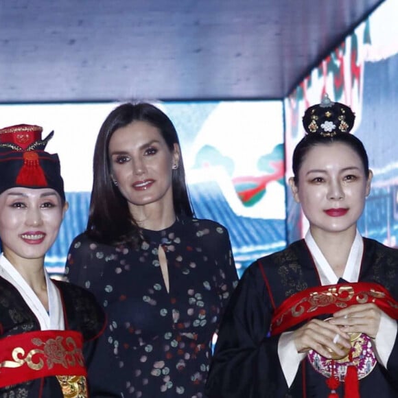 La reine Letizia d'Espagne, dans la robe Massimo Dutti qu'elle portait en octobre 2019 en visite officielle en Corée du Sud, lors de l'inauguration de la 40e édition du FITUR 2020, le grand salon annuel du tourisme de Madrid, le 20 janvier 2020.