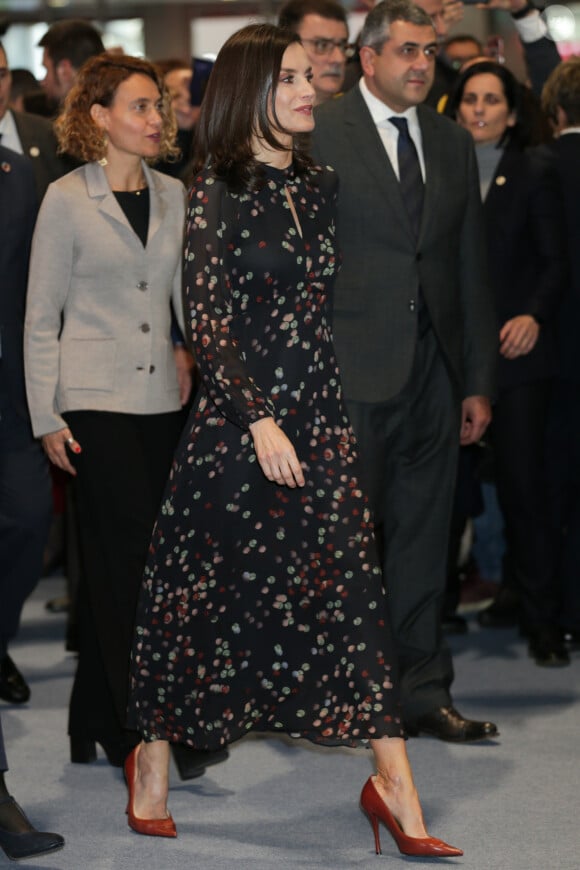 La reine Letizia d'Espagne, dans la robe Massimo Dutti qu'elle portait en octobre 2019 en visite officielle en Corée du Sud, lors de l'inauguration de la 40e édition du FITUR 2020, le grand salon annuel du tourisme de Madrid, le 20 janvier 2020.
