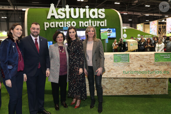 La reine Letizia d'Espagne, dans la robe Massimo Dutti qu'elle portait en octobre 2019 en visite officielle en Corée du Sud, lors de l'inauguration de la 40e édition du FITUR 2020, le grand salon annuel du tourisme de Madrid, le 20 janvier 2020.