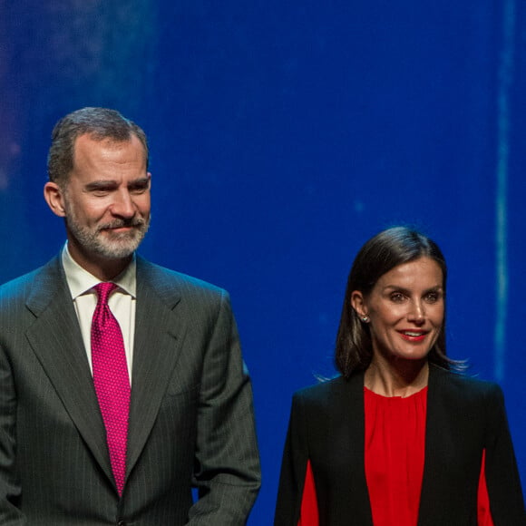 Le roi Felipe VI et la reine Letizia d'Espagne (haut Hugo Boss, jupe Carolina Herrera) lors du XVIe Congrès de l'Association des Académies de la Langue Espagnole (Asale) à Séville, le 8 novembre 2019.
