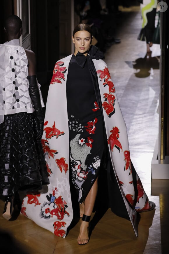 Irina Shayk défile pour Valentino (collection Haute Couture Valentino printemps-été 2020) à l'hôtel Salomon de Rothschild à Paris, le 22 janvier 2020. © Christophe Clovis - Veeren Ramsamy / Bestimage