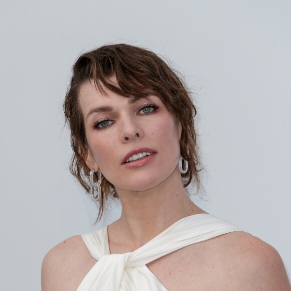 Milla Jovovich - Photocall de la soirée AmfAR Gala Cannes 2019 à l'Eden Roc au Cap d'Antibes, lors du 72e Festival International du Film de Cannes, le 23 mai 2019. © Jacovides / Moreau / Bestimage