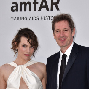 Milla Jovovich et Paul W. S. Anderson - Photocall de la soirée AmfAR Gala Cannes 2019 à l'Eden Roc au Cap d'Antibes, lors du 72e Festival International du Film de Cannes, le 23 mai 2019. ©Lionel Hahn/ABACAPRESS.COM