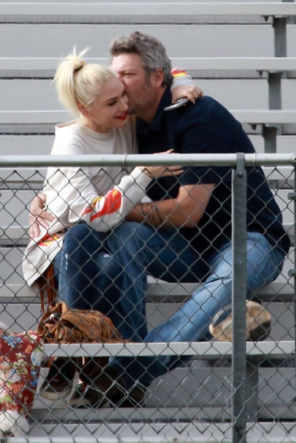 Gwen Stefani est allée soutenir son fils K. à un match de football avec son compagnon Blake Shelton à Los Angeles. Gwen et Blake, très amoureux, se câlinent et s'embrassent dans les tribunes en regardant le match! Le 14 décembre 2019
