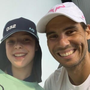 Rafael Nadal a retrouvé la jeune ramasseuse de balles qu'il a blessée au visage lors de son match contre Federico Delbonis à l'Open d'Australie le 23 janvier 2020. Il a passé du temps avec elle et ses parents.