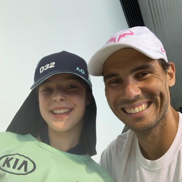 Rafael Nadal a retrouvé la jeune ramasseuse de balles qu'il a blessée au visage lors de son match contre Federico Delbonis à l'Open d'Australie le 23 janvier 2020. Il a passé du temps avec elle et ses parents.