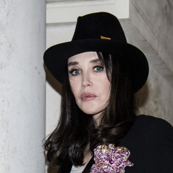 Isabelle Adjani assiste à la soirée en l'honneur du don de Cindy Chao d'une broche de sa collection "Annual Butterfly" à la Galerie de Bijoux du Musée des Arts Décoratifs. Paris, le 20 janvier 2020. © Julio Piatti