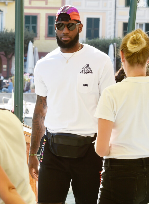Le basketteur américain de l'équipe des Lakers de Los Angeles, LeBron James et sa femme Savannah profitent du soleil de Portofino avec quelques amis, le 9 septembre 2019.