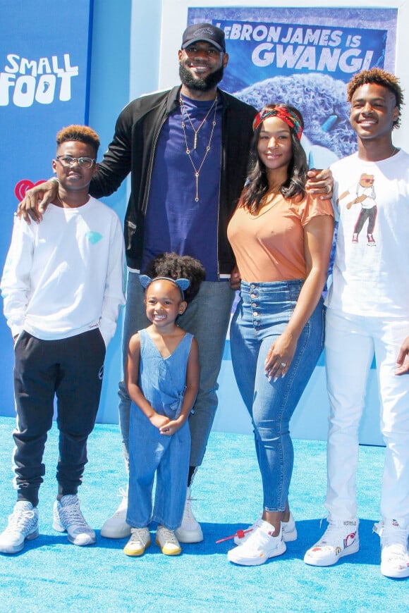 LeBron James avec sa femme Savannah James et leurs enfants LeBron James Jr., Zhuri James et Bryce Maximus James, à la première de "Smallfoot (Yéti & Compagnie)" au Regency Theatre à Los Angeles, le 22 septembre 2018.