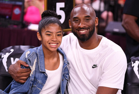 Kobe Bryant et sa fille Gianna lors d'un match de basket à Las Vegas le 27 juillet 2018.