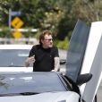 Une vendeuse de voiture de luxe vient faire découvrir une Lamborghini Aventador à Johnny Hallyday chez lui dans sa maison de Los Angeles, Californie, Etats-Unis, le 9 avril 2017.
