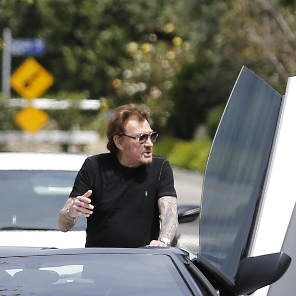 Une vendeuse de voiture de luxe vient faire découvrir une Lamborghini Aventador à Johnny Hallyday chez lui dans sa maison de Los Angeles, Californie, Etats-Unis, le 9 avril 2017.