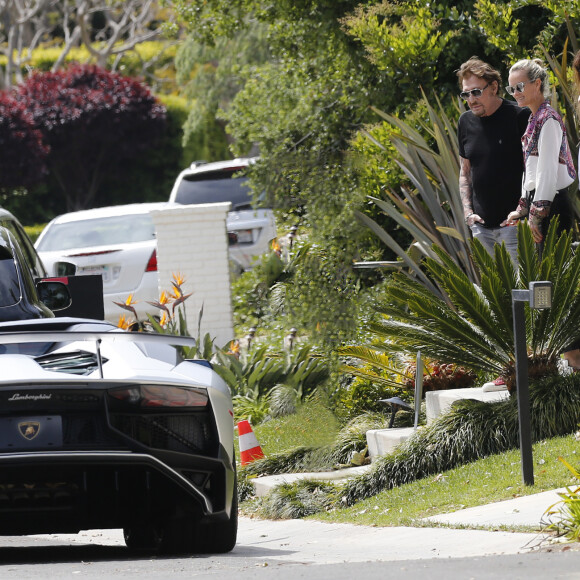 Une vendeuse de voiture de luxe vient faire découvrir une Lamborghini Aventador à Johnny Hallyday chez lui dans sa maison de Los Angeles, Californie, Etats-Unis, le 9 avril 2017.