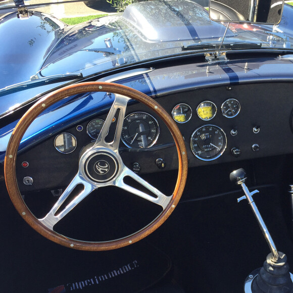 Exclusif - Johnny Hallyday et un ami se baladent à Los Angeles avec sa nouvelle voiture, une AC Cobra le 8 octobre 2016.