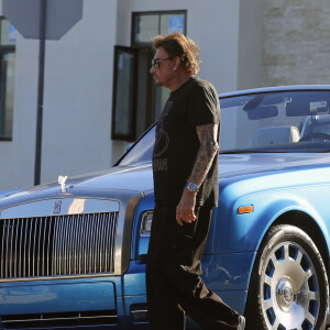 Johnny Hallyday a abîmé sa voiture alors qu'il se rendait à son cours de gym ce matin, puis est allé chercher sa fille Joy à l'école à Los Angeles, le 16 janvier 2015.