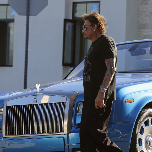 Johnny Hallyday a abîmé sa voiture alors qu'il se rendait à son cours de gym ce matin, puis est allé chercher sa fille Joy à l'école à Los Angeles, le 16 janvier 2015.